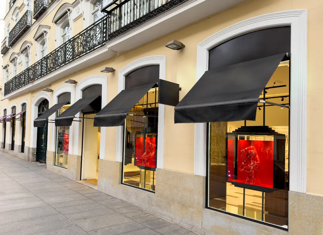Façade vitrine de magasin en aluminium sur mesure à Nieul-sur-Mer